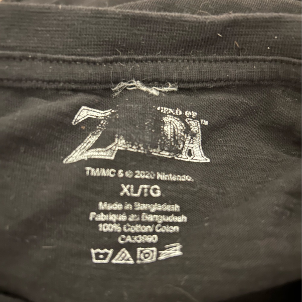 Nintendo Legend of Zelda XL men’s t-shirt. Used. Fits a bit small. Black. Link. - Picture 2 of 3